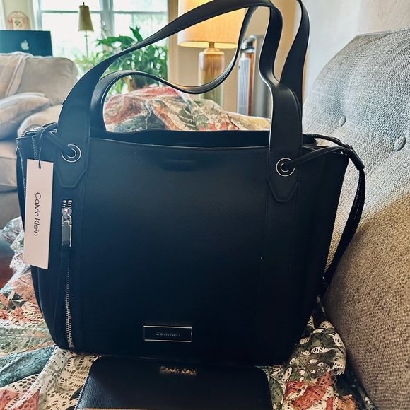 Calvin Klein Wallet with Black & Brown Leather. Two Tone Leather Color Blocking - Picture 8 of 16